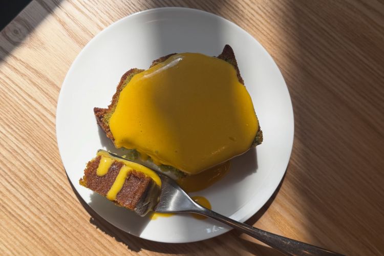 Torta al basilico con crema al mango