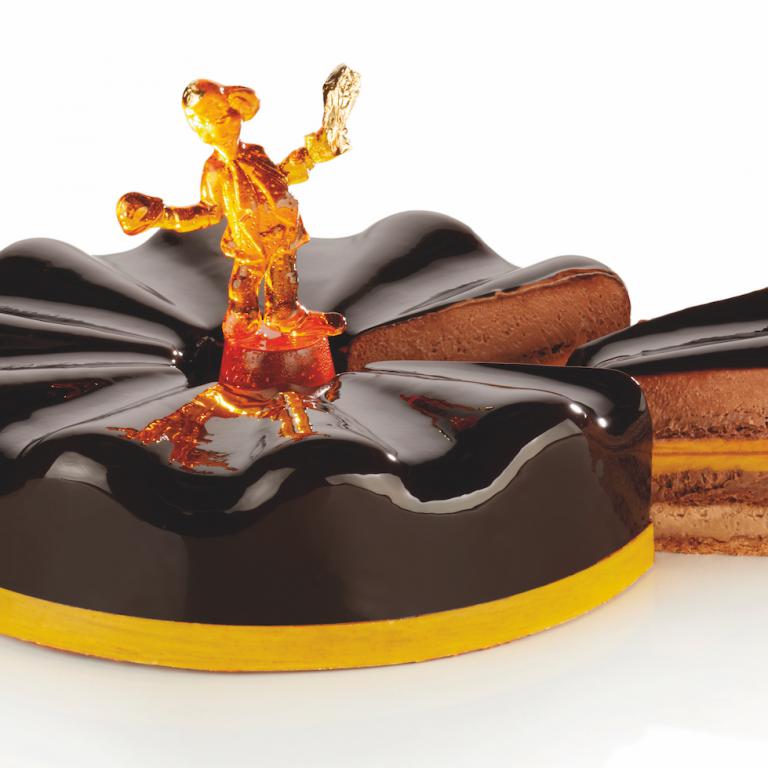 La torta Alegria: mousse al cioccolato 64%, cremoso alla nocciola e mascarpone, crema al mandarino, gelée al mandarino, croccante al pralinato
