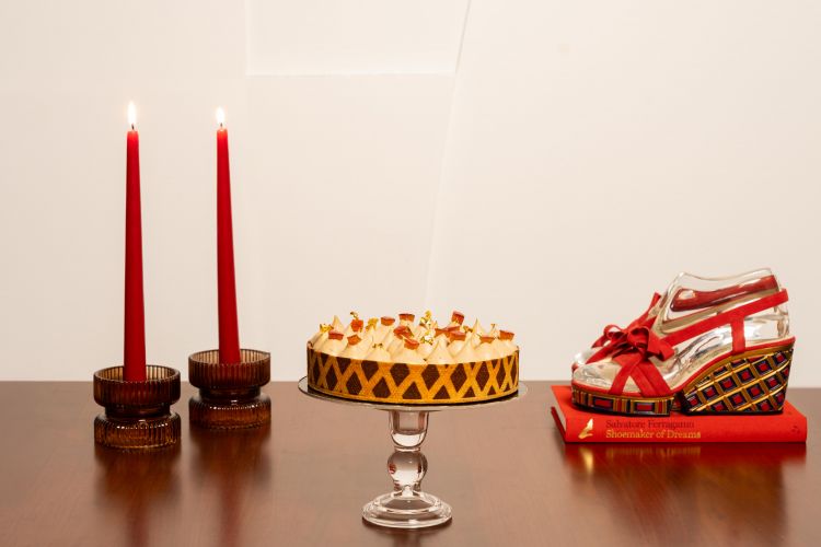 Design audace e linee essenziali, Avanguardie è un sandalo del 1943 che incarna l'approccio visionario di Salvatore Ferragamo. Nella versione golosa, diventa una crostata moderna con un guscio in pasta frolla alla mandorla e rombi di frolla al cacao.