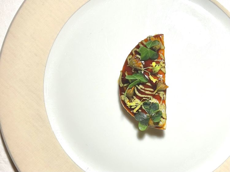 Torta di maialino con emulsione di erbe aromatiche e balsamiche, capperi di calendula in aceto di pomodoro
