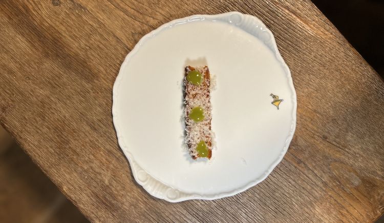 Torta di pomodoro pelato, parmigiano reggiano e estratto di aghi di abete
