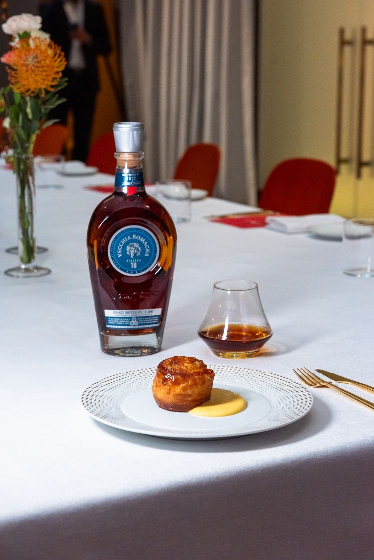 Il dessert a chiusura del pranzo, una Torta di Rose con zabaione abbbinata alla Riserva 18 di Vecchia Romagna.