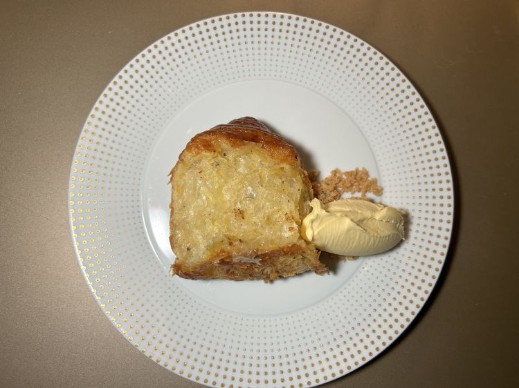 Torta di rose con gelato di zabaione al distillato di albicocche, di Stefano Guizzetti
