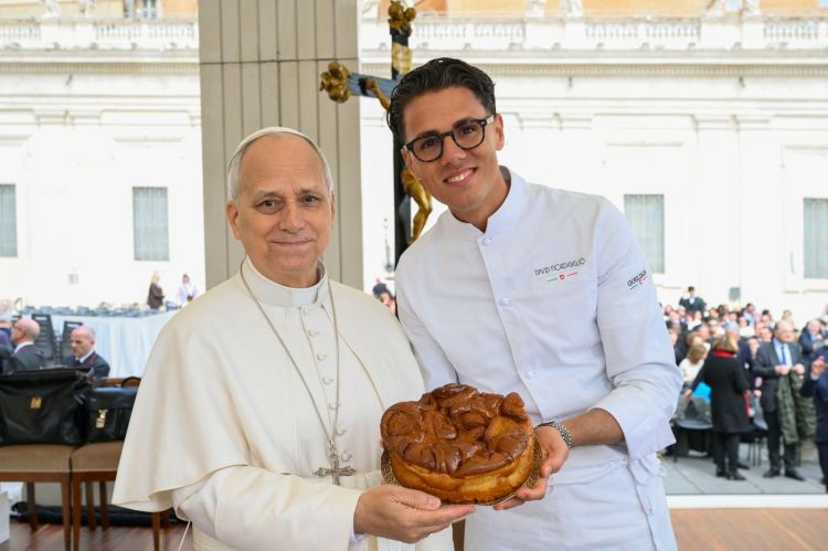 David Fiordigiglio e papa Leone XIV con la torta 