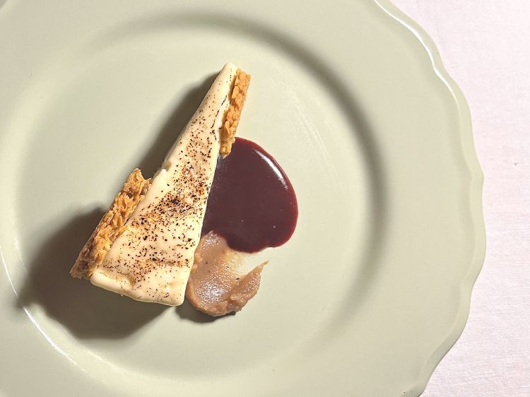 Torta ghiacciata con stracchino, cioccolato biondo, vino di mirtillo e mostarda di fagioli all’occhio