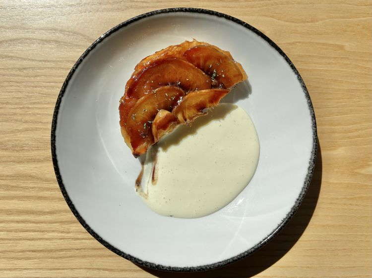 Torta rovesciata di pesche e sapa di Bovale: pesche fresche, sapa di Bovale Su’entu e crema inglese