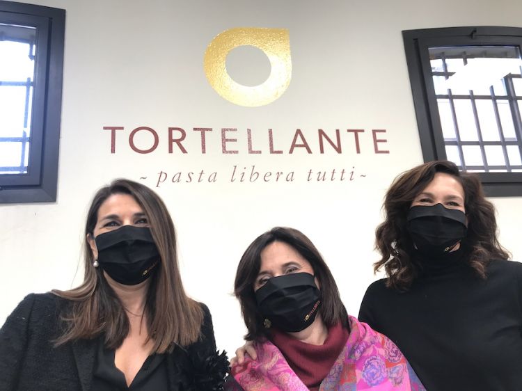 L'attività del Tortellante a Modena poggia sulla buona volontà di tante mamme, di tante nonne, di tante figure come, da sinistra verso destra, Erika Coppelli, presidente, Silvia Panini, vice-presidente, e Lara Gilmore
