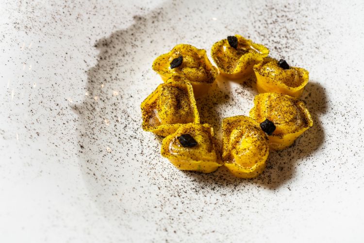 Tortelli di baccalà, black lime e aglio nero: uno dei piatti de Il Desco
