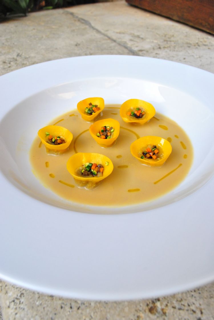 Tortelli di cinta senese con brodetto di castagne e gallina
