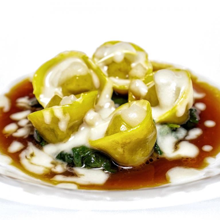 Tortelli di coda di bue, spinaci, pere e fonduta di Castelmagno
