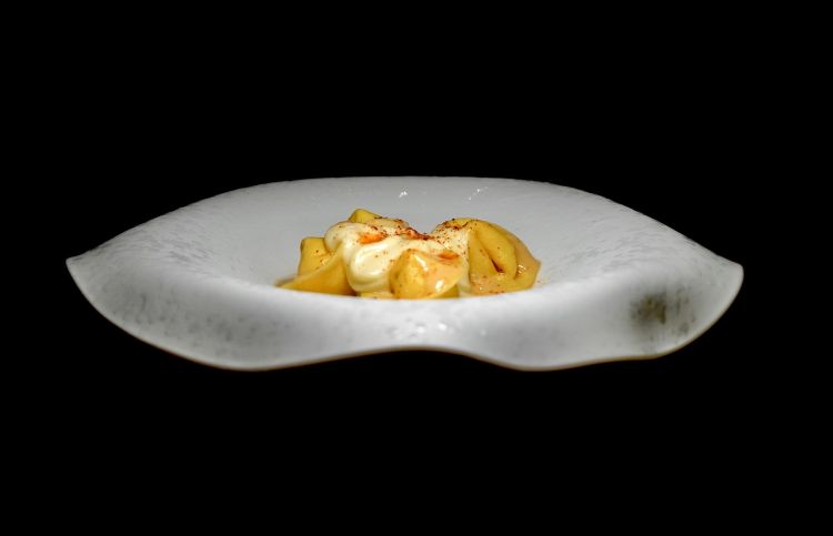 Tortelli ripieni di maccalà mantecato, spuma di patate affumicate all'olio di oliva, ristretto di crostacei