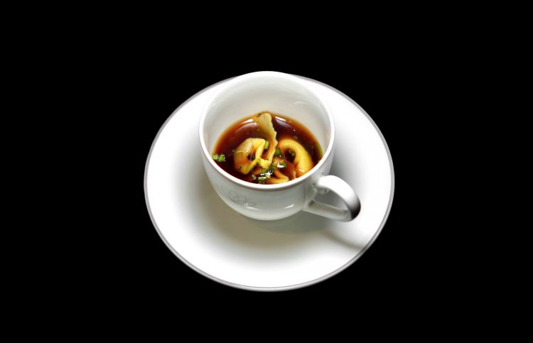 Tortellini di carne classici (ma con un aggiunta di speck) in brodo di funghi porcini