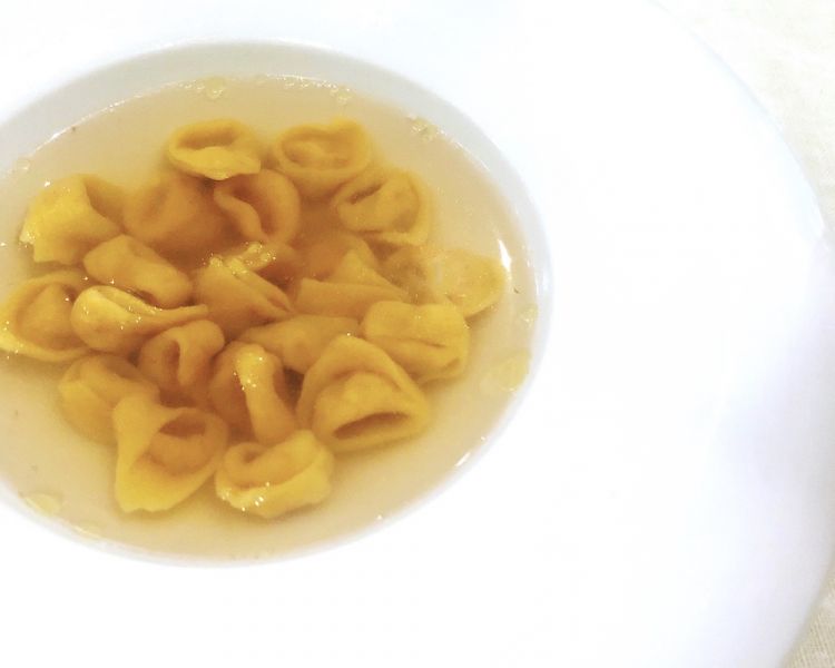 Tortellini in brodo (1934). La pasta fresca è fatta tutte le mattine da Roberta (la sfoglina) e mamma Giuliana. Vederle all’opera è un’esperienza da non perdere