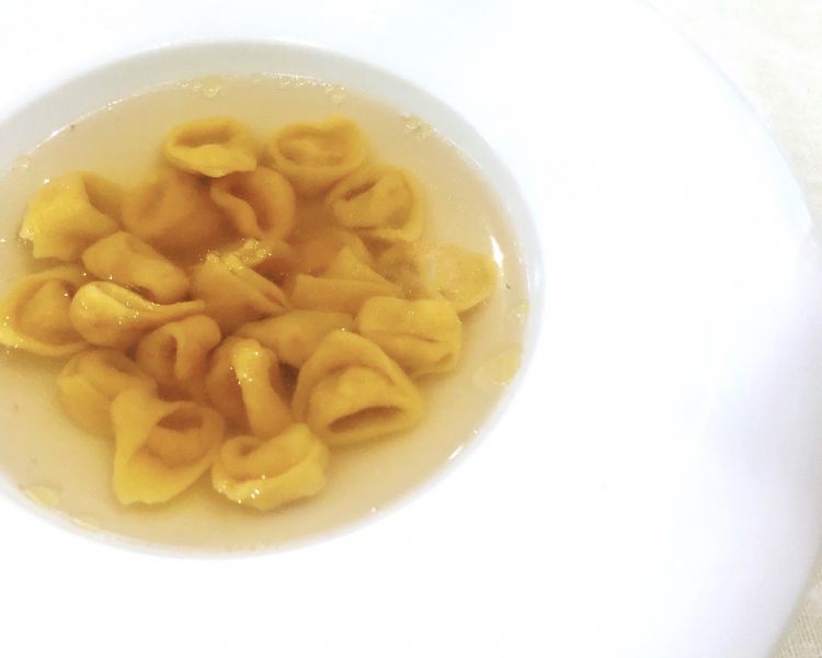 Tortellini in brodo (1934). La pasta fresca è fatta tutte le mattine da Roberta (la sfoglina) e mamma Giuliana. Vederle all’opera è un’esperienza da non perdere
