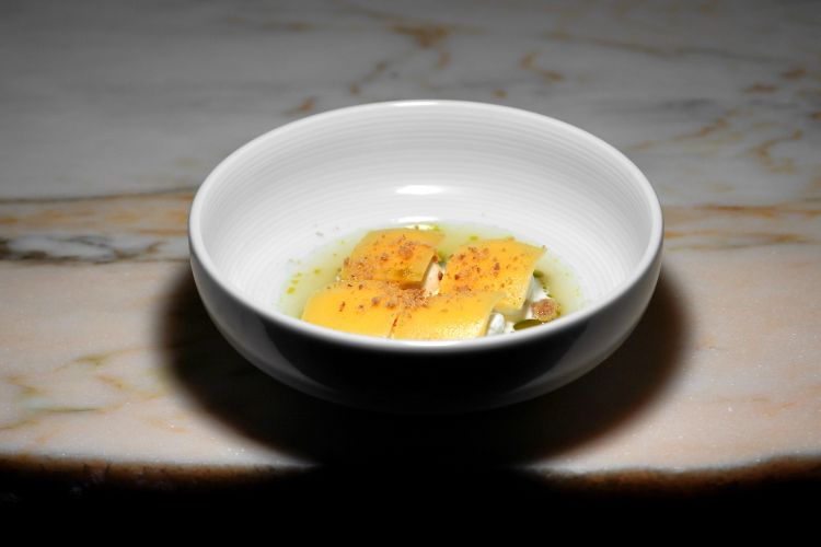 Tortellino panna e prosciutto: la sfoglia, più spessa, diventa protagonista. Tra gli strati ecco una panna montata alla genziana, il classico ripieno del tortellino è in parte essiccato e spolverato come fosse Parmigiano, in parte estratto per ottenere un brodo versato nel piatto, un gran piatto