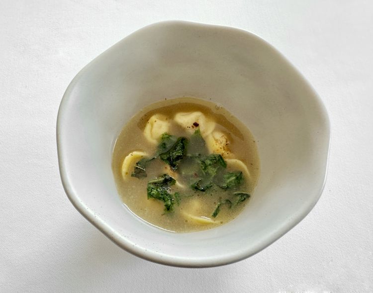 Tortellino ripieno di cipolla cotta al forno in br