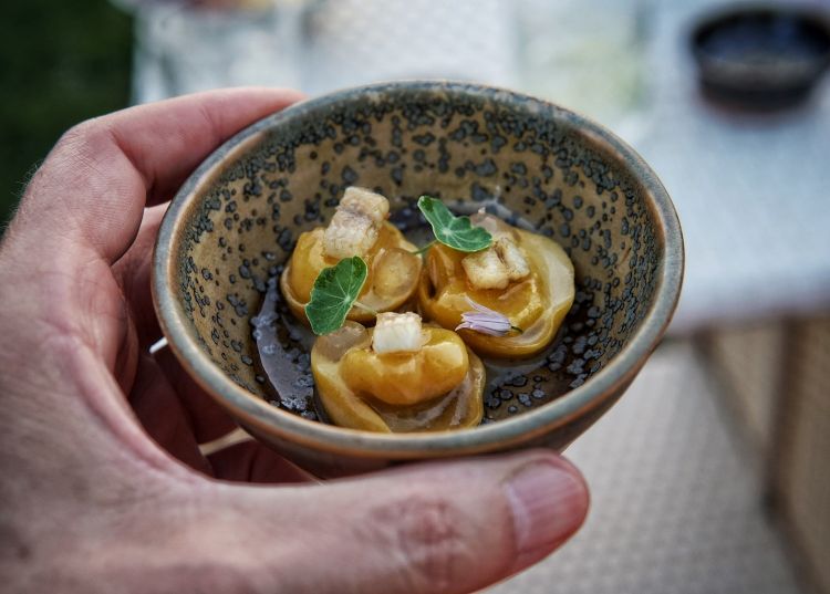 Tortellino ripieno di pecorino stravecchio della Valdorcia con anguilla affumicata e gel di carpione