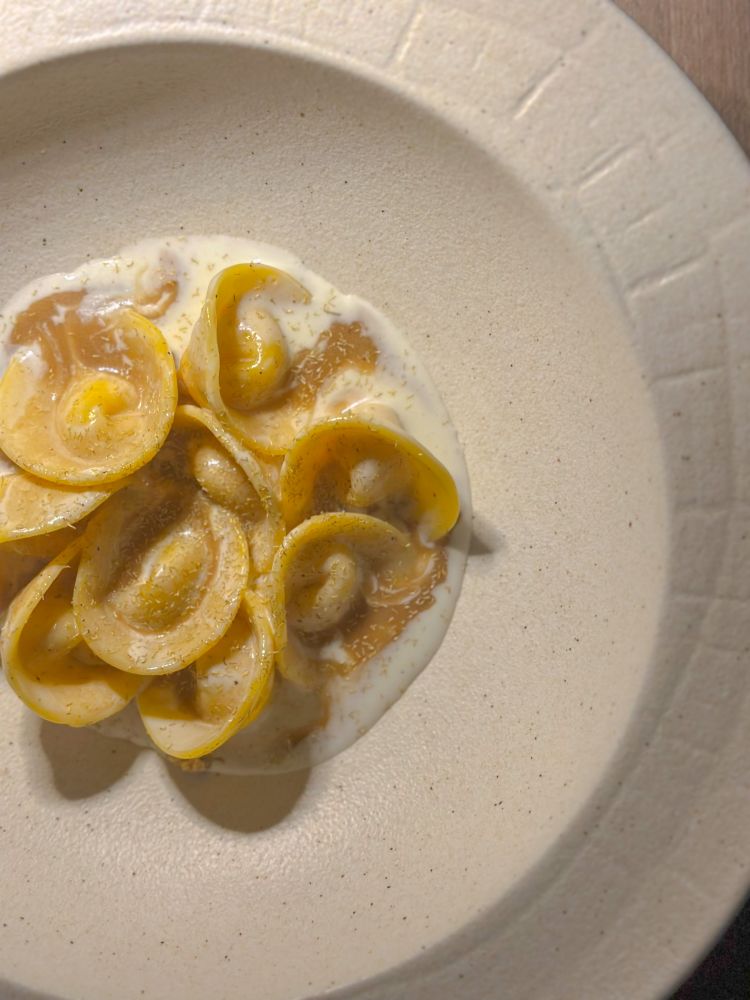 Tortello di ricotta dolce di pecora, con fonduta di pecorino, fondo bruno di formaggi e camomilla: una stratificazione di sapori e di profumi