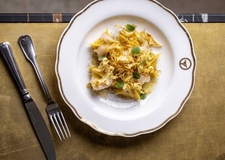 Tortello cacio e pepe, gamberi rossi crudi, topinambur croccante e limone nero