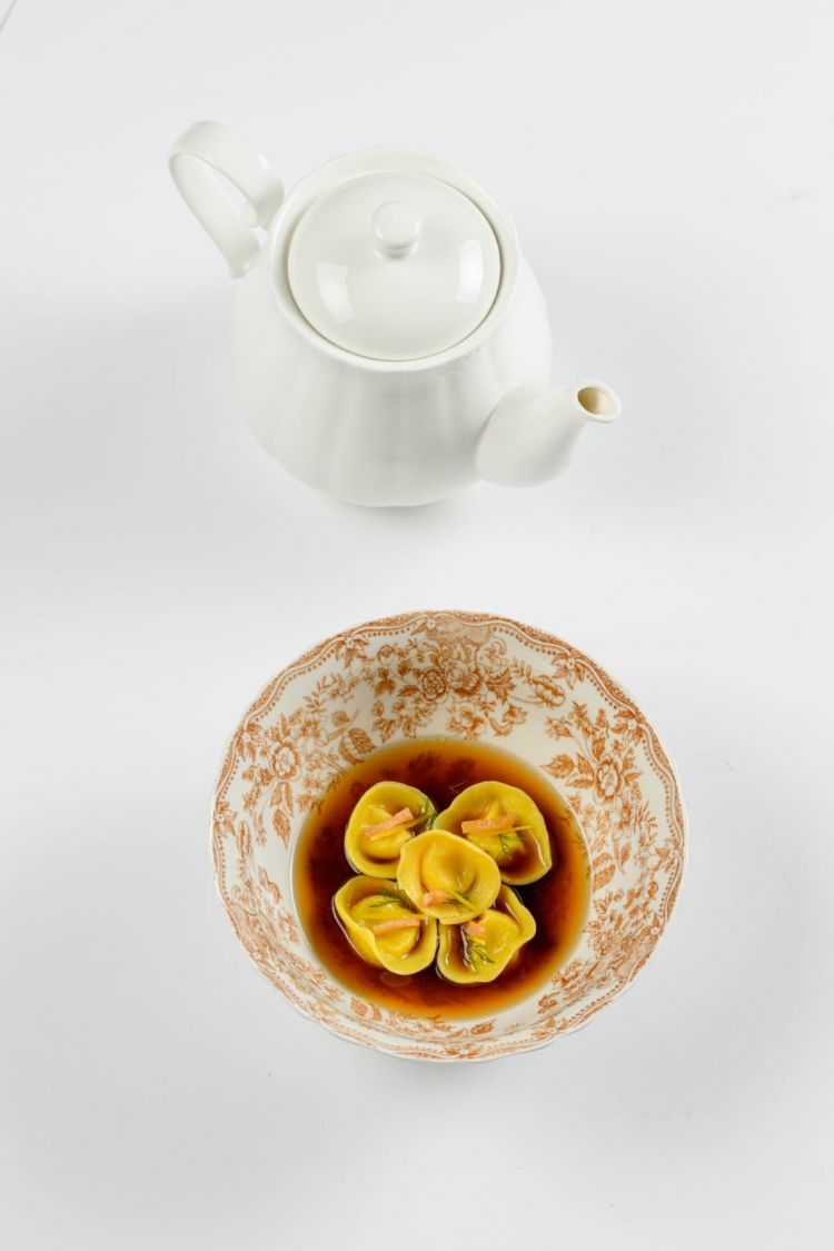 Un signature di Locanda Mammì: Tortelli, mandorla e brodo di aringa affumicata (omaggio a Niko Romito)
