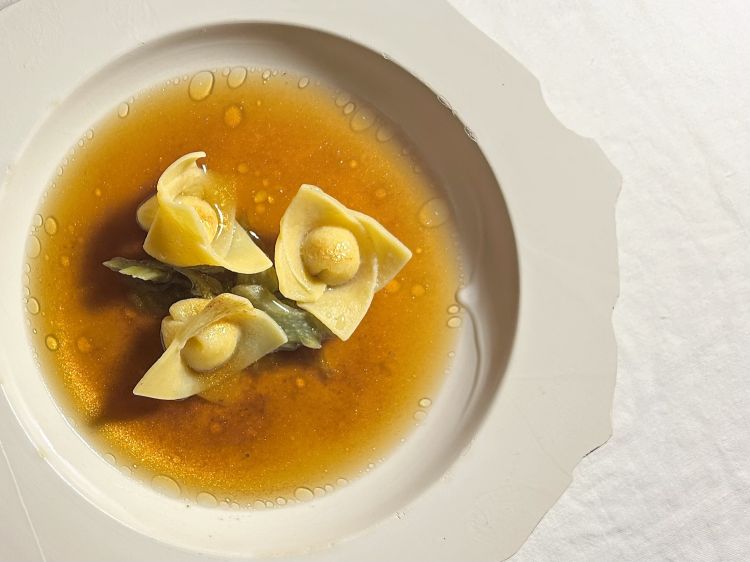 Tortello ripieno di canestrato con brodo di pomodoro e cardo