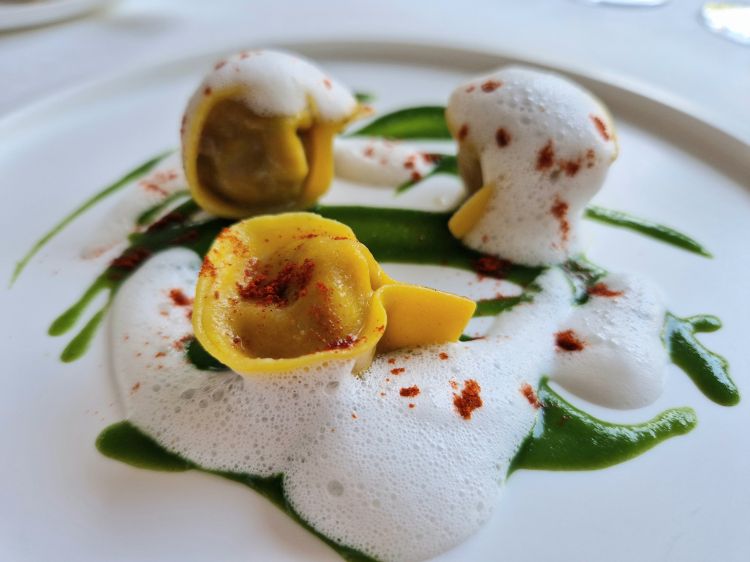 Tortello ripieno di verdure saltate alla soia