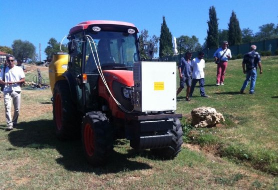 Trattore equipaggiato col prototipo di diffusore dell'acqua ozonata
