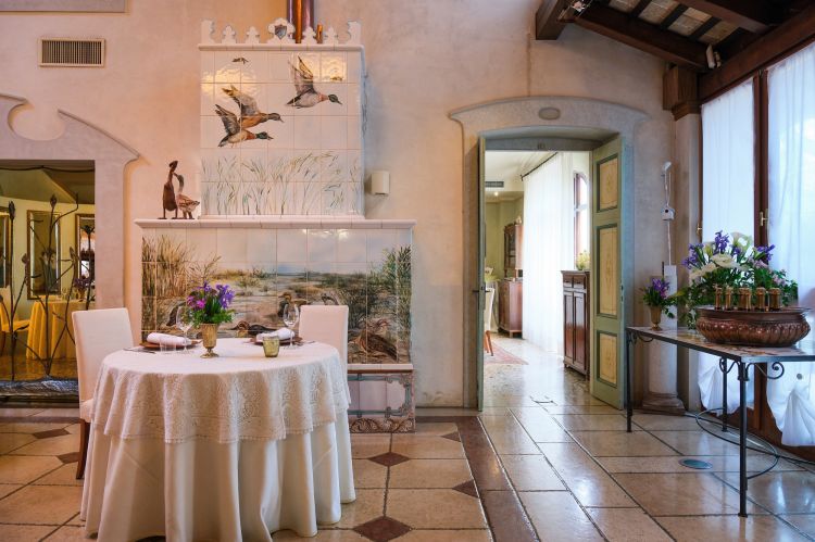 La sala con la magnifica stube
