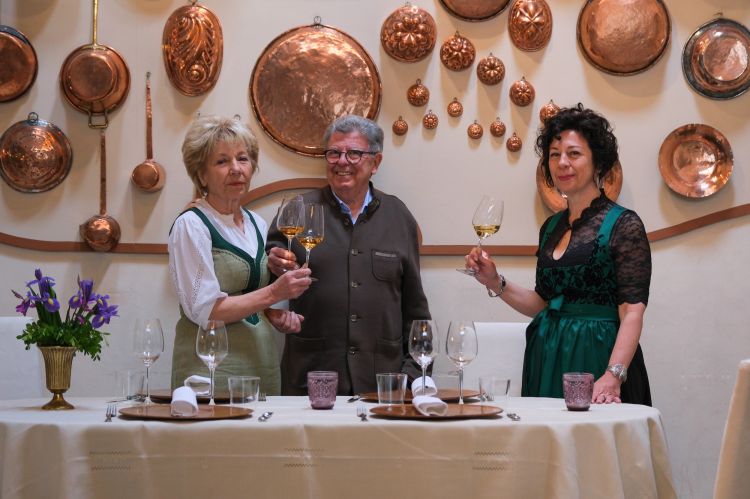 Le colonne de Al Paradiso: Anna Maria Mauro, il marito Aurelio Cengarle e la figlia Federica
