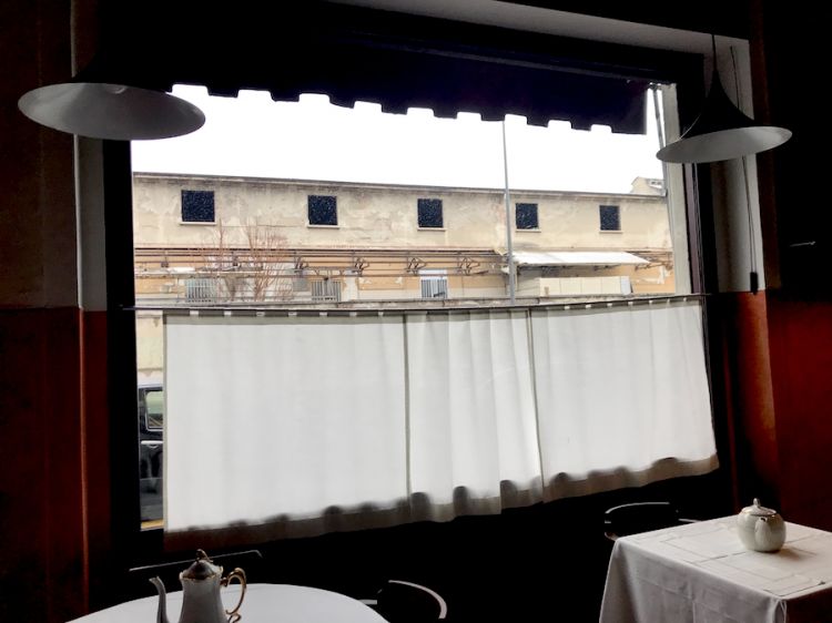 Uno scorcio del vecchio macello di Milano visto dalla sala da pranzo della trattoria dei fratelli Traversone, Paola e Giovanni
