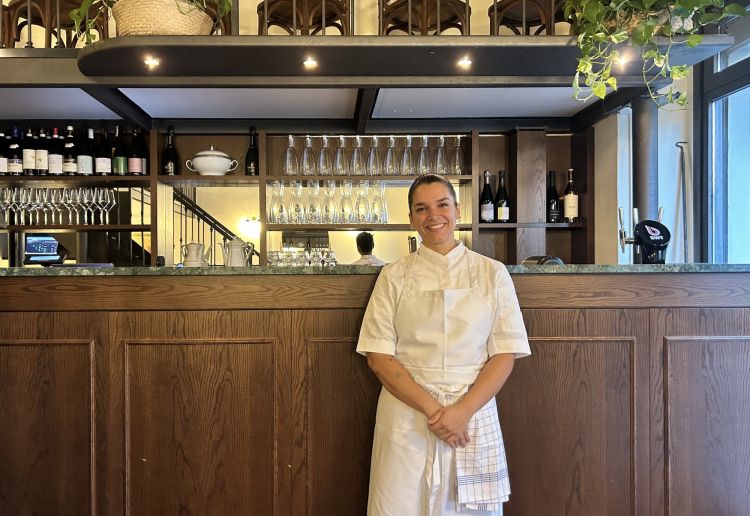 La chef Arianna Consiglio davanti al bancone dl Trattoria Tina
