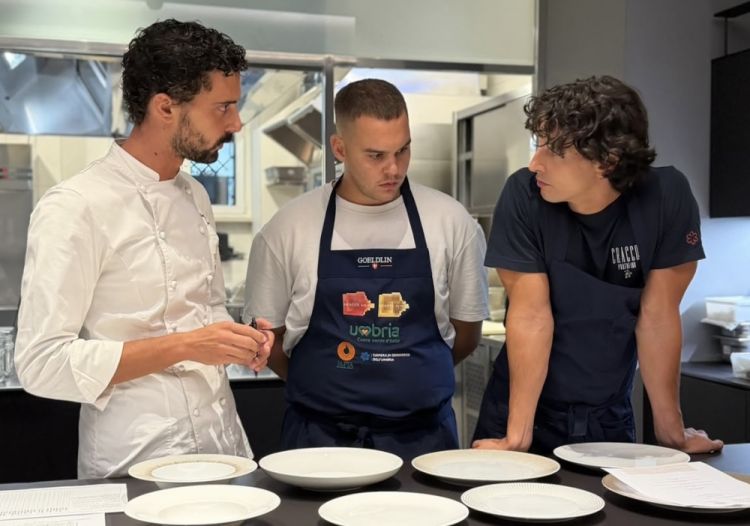 L'executive chef dell'hub Edoardo Traverso, a sinistra, con&nbsp;Martino Tornaghi&nbsp;e&nbsp;Mattia Pecis
