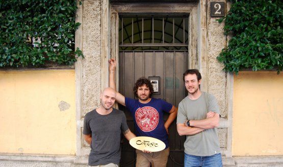 In questa foto, scattata ad agosto 2015, i tre soci fondatori di Contraste. Da sinistra Thomas Piras, Matias Perdomo e Simon Press. Piras oggi ha lasciato il lavoro quotidiano come responsabile di sala e di cantina del ristorante, ma resta socio e continua a coordinare questa parte della vita di Contraste, confrontandosi con Micol Tonti, sommelier, e Cristina Ercoles (ex Identità Golose Milano!), responsabile di sala