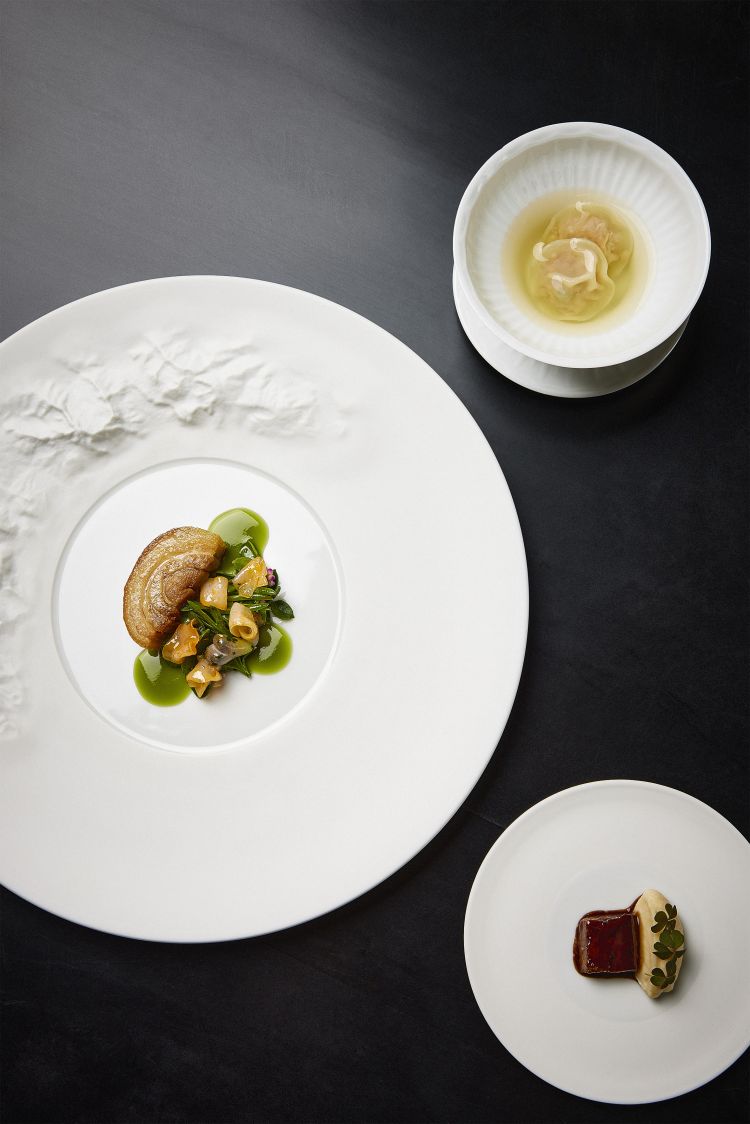 I tre porcellini. Tre variazioni sul maiale con porchetta, seppia, spalla brasata con riduzione di Sangiovese. Raviolo in brodo chiude con ricordi orientali