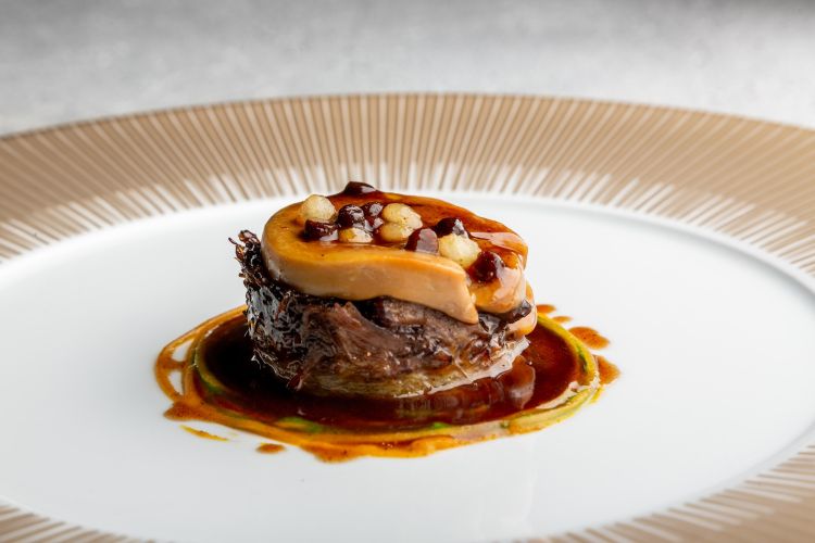 Coda di vitello alla Royale, con verza, tartufo, perle di pera, salsa Royale, salsa alle erbe, salsa di pere e ginepro e foie gras: il piatto di Enrico Bartolini di Enrico Bartolini al Mudec
