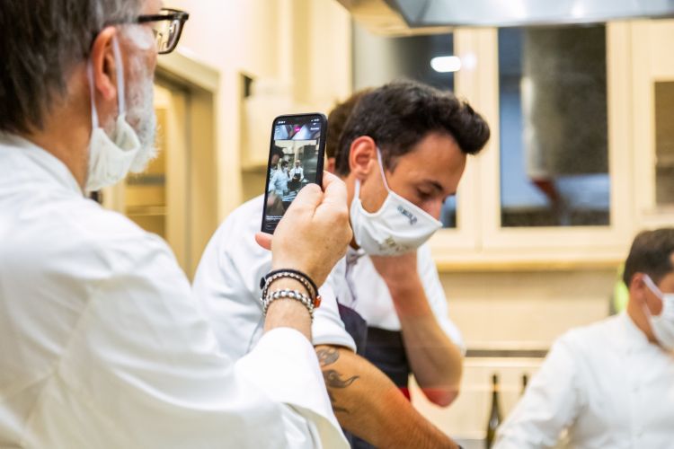 Niederkofler fotografa il suo sous chef, Michele Lazzarini, al lavoro
