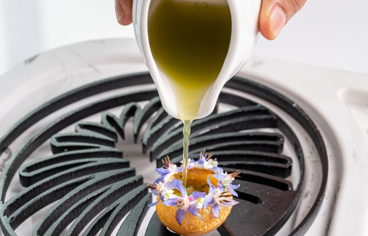 Brodo fresco e piccante (erbe aromatiche, fiori e 