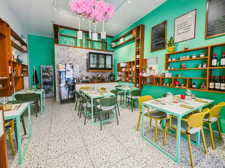 La sala di Tribarakkio, bottega e cucina a Catanzaro
