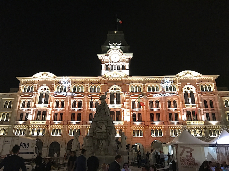 Piazza Unità d'Italia a Trieste ha fatto da sfondo alla cena conclusiva del 73° congresso di AssoEnologi
