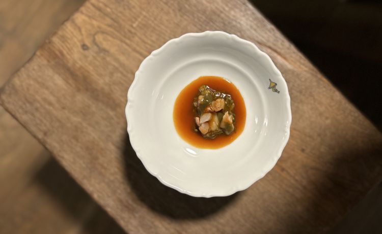 Triglia su stracotto di cinghiale con curry toscano, estratto di foglie di fico e salsa di triglie con resina di vino (il curry toscano sono estratti rosolati come se fosse un curry, quindi essiccati sul forno
