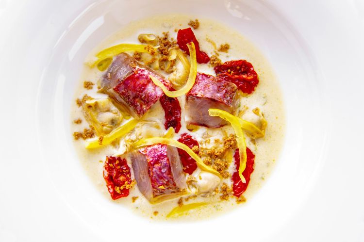 Triglia, zuppetta di mandorle, vongole, limone e b