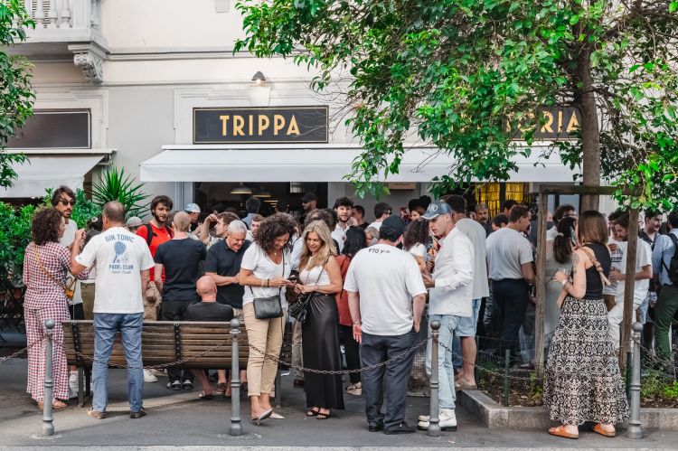 Via Vasari piena di gente per la festa dei dieci anni di Trippa
(foto di Stefano Butturini)