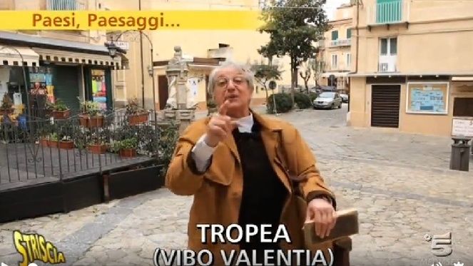 Davide Rampello in onda su Striscia La Notizia, trasmissione per cui cura la rubrica "Paesi e Paesaggi"
