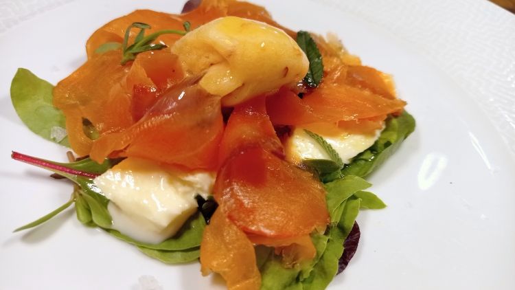 Trota con sorbetto di pesca ed erbe spontanee