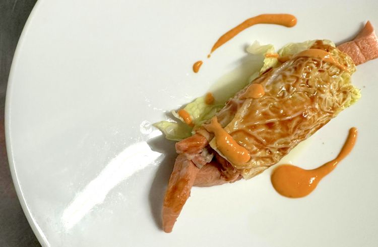 Trota salmonata con verza, salsa barbecue e maionese al peperone crusco