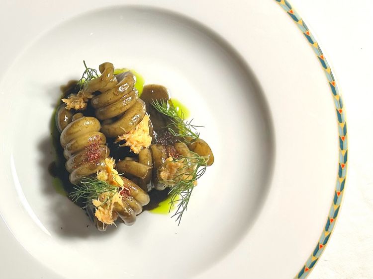 Trottole Pastificio dei Campi con ali di razza, concentrato di calamari e carciofo e sommacco