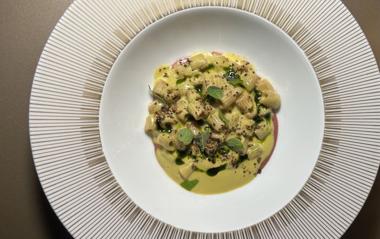 Tubetti, miso di pistacchio e fragola arrosto, di Davide Caranchini
