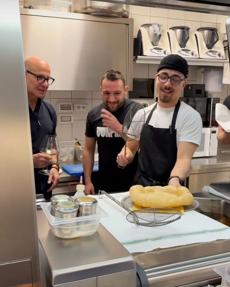 Stanley Tucci e Francesco Capece nella cucina della pizzeria Confine a Milano