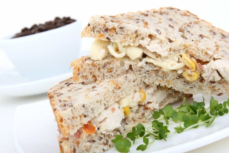 Il Tuna melt originale è uno dei grandi classici del comfort food americano: in sostanza, un sandwich caldo di insalata di tonno e formaggio fuso, tostato alla piastra oppure passato sotto il grill. La struttura più canonica prevede tonno in scatola mescolato con maionese – spesso con sedano, cipolla, cetriolini o senape –, pane da sandwich o rye bread e un formaggio capace di fondere bene, tradizionalmente American cheese, cheddar o Swiss cheese. Può essere chiuso, quasi come un grilled cheese ripieno, oppure open face, cioè su una sola fetta di pane. Le sue origini sono incerte. La storia più famosa vuole che il Tuna melt sia nato per caso in un Woolworth's di Charleston, South Carolina, negli anni Sessanta: una ciotola di tuna salad sarebbe caduta sulla piastra sopra un grilled cheese in preparazione e qualcuno avrebbe deciso di assaggiare il risultato. Da lì, successo immediato. È una storia perfetta da mitologia gastronomica americana, ma quasi certamente non è una ricostruzione storica affidabile. Lo stesso Warren Bobrow, al quale è stata spesso attribuita, ha poi spiegato di non aver mai sostenuto che il sandwich fosse stato inventato a Charleston: secondo lui lì era stato semmai «perfezionato». La realtà è più interessante: il piatto esisteva prima che esistesse il nome “Tuna melt”: già nella prima metà del Novecento negli Stati Uniti erano comuni sandwich freddi di tuna salad, toast gratinati con formaggio, sandwich caldi di pesce e preparazioni open-face passate sotto il grill. Una versione riconoscibile come antenata diretta – tonno e formaggio su pane, gratinati – compare nelle fonti gastronomiche americane già tra gli anni Trenta e Quaranta. Le ricostruzioni storiche citano in particolare The Joy of Cooking: alcune fonti indicano il 1936, altre precisano che la ricetta documentabile appartiene all'edizione bellica del 1943. Nel 1951 compare inoltre sul New York Times una preparazione chiamata Tuna sandwich au gratin. Dunque l'idea di mettere insieme tonno, pane e formaggio fuso precede di parecchio la leggenda di Woolworth