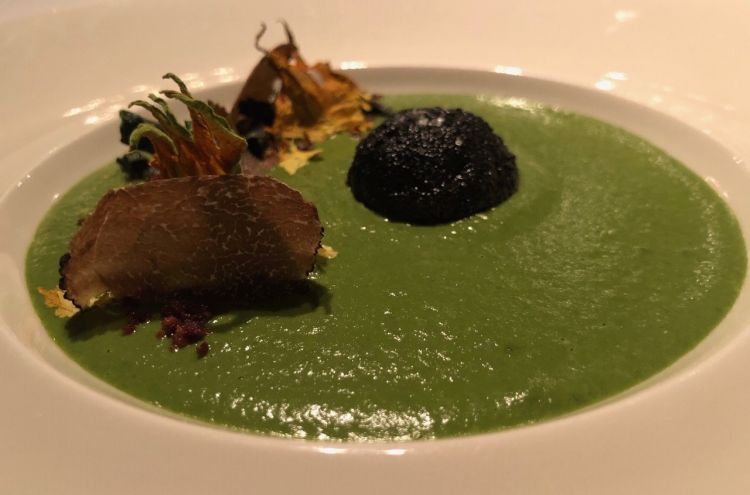 Tuorlo d'uovo in crosta al nero di seppia, crema di zucchine e tartufo. L'unico piatto di terra della cena. Visivamente molto bello ed elegante, davvero ottimo. È un piatto cremoso e delicato, in quanto i gusti decisi del tartufo, del tuorlo d'uovo in crosta al nero di seppia e della crema di zucchine si sposano perfettamente rendendolo molto armonioso. Con questo piatto Uroš ci ha aperto una bottiglia di Movia Pinot Grigio Ambra 2015
